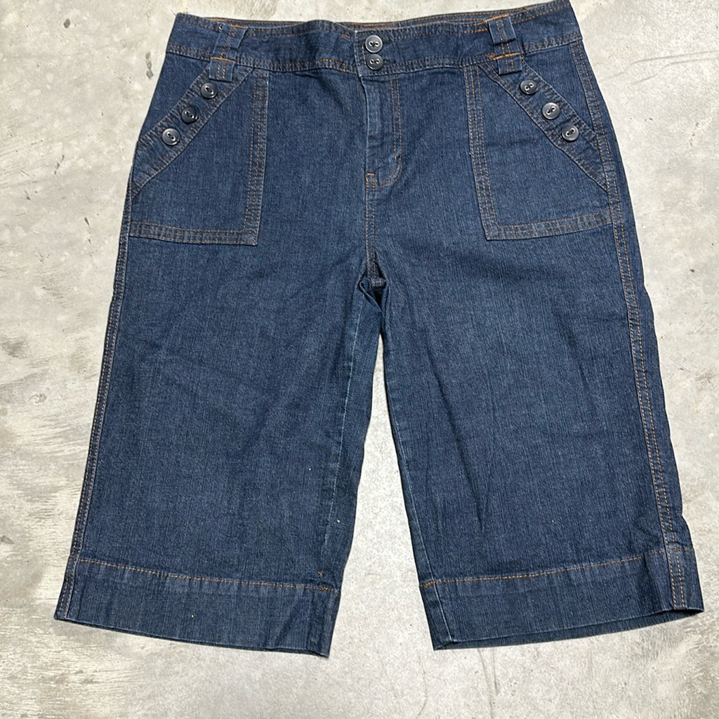 Bill Blass Jeans Brand  Stretch Long ShortsCapri  Size 8  Q12